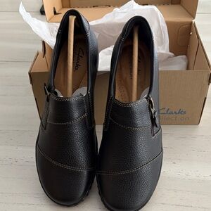 Clarks women’s Black Pebble Leather Loafers